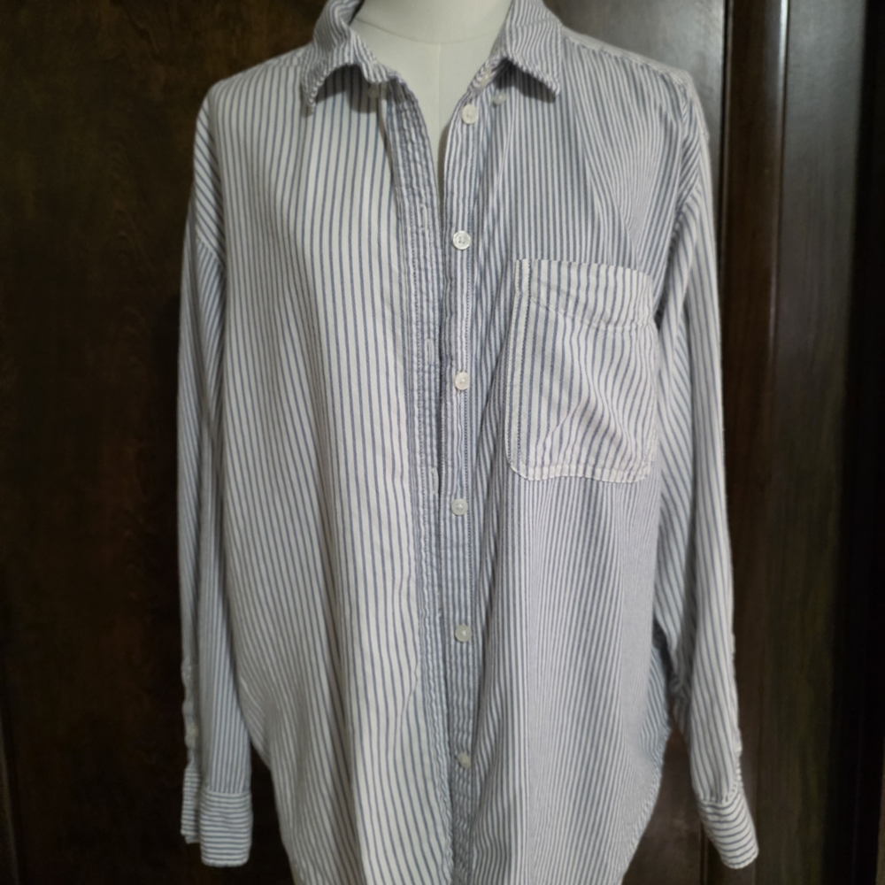 American Eagle Outfitters Women's Blue and White Striped Button-Down Shirt